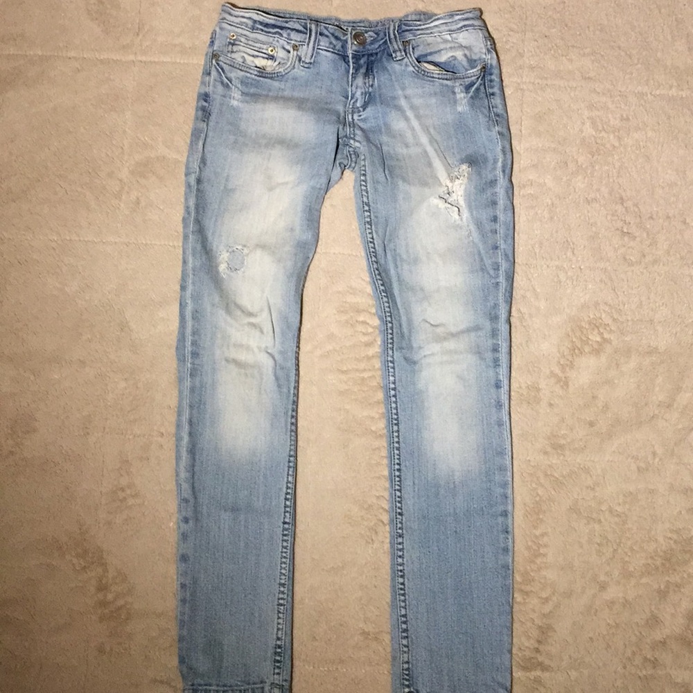 Distressed jeans with holes